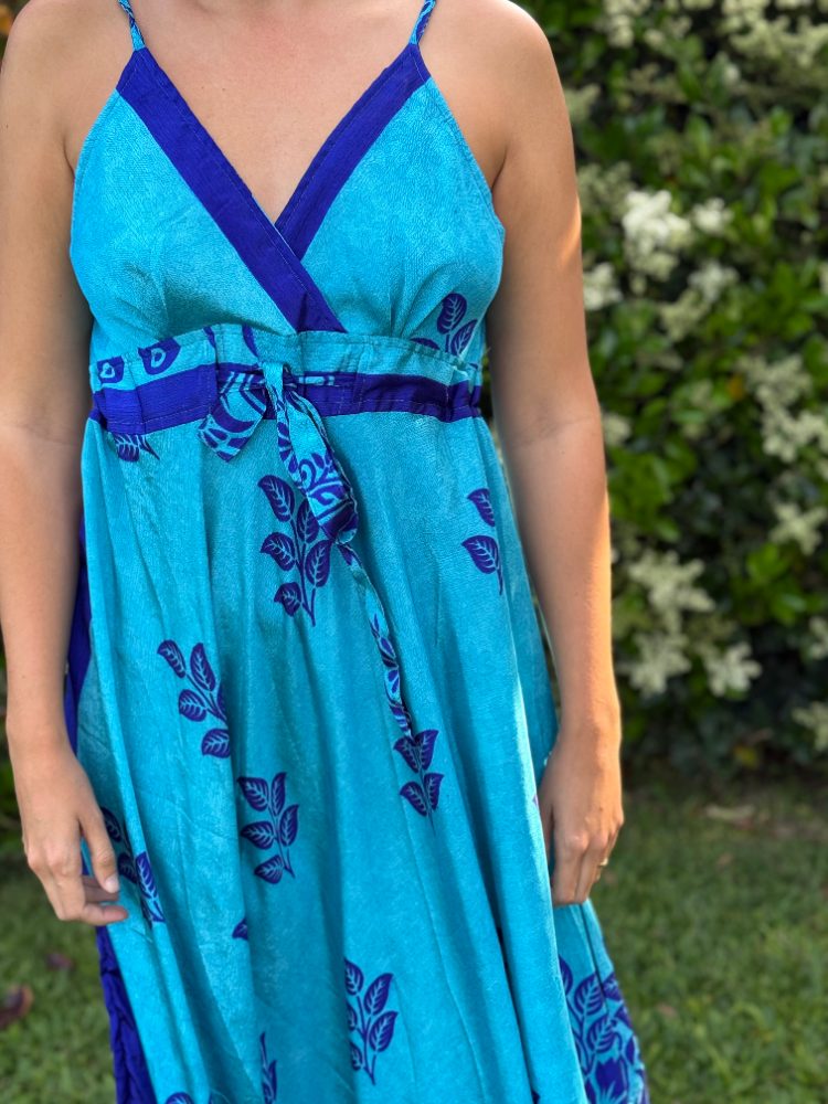 Maxivestido turquesa estampado MT Collection — puesta